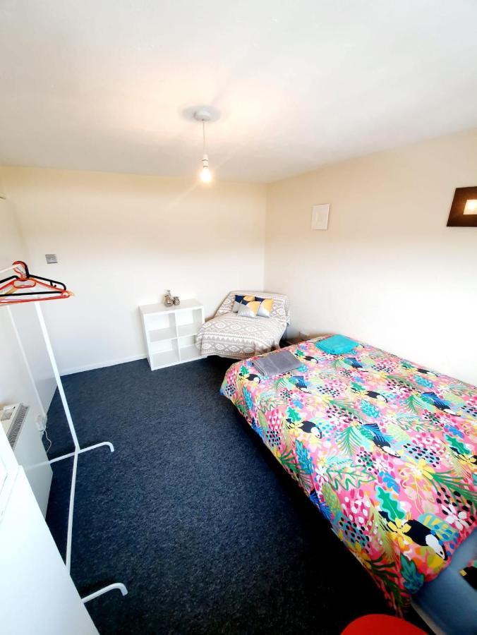 Rayleigh Town Centre 3 Bedroom Apartment Екстериор снимка