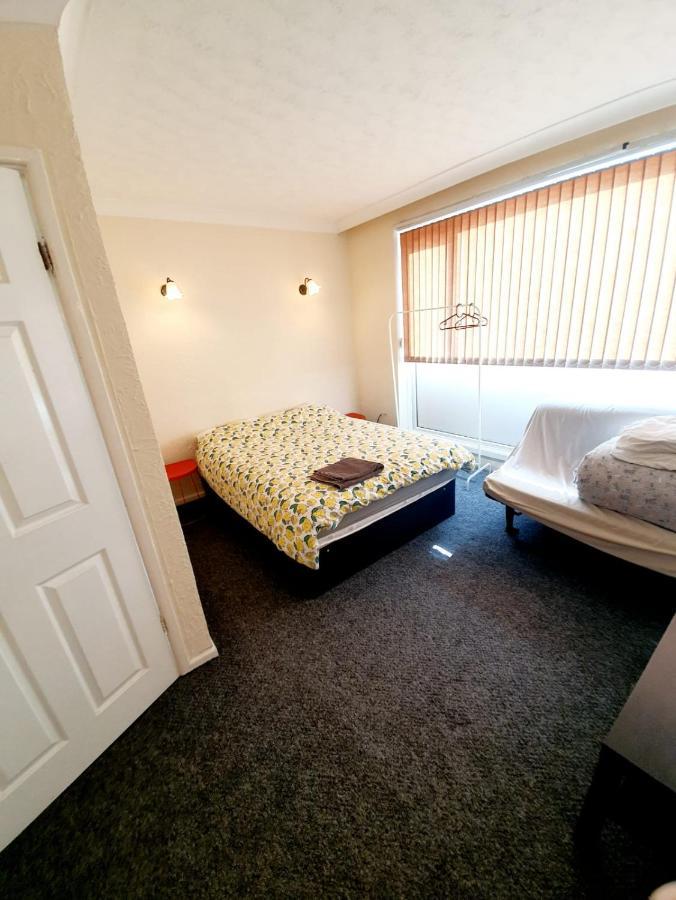 Rayleigh Town Centre 3 Bedroom Apartment Екстериор снимка