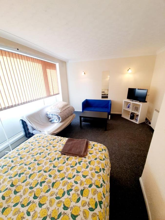 Rayleigh Town Centre 3 Bedroom Apartment Екстериор снимка