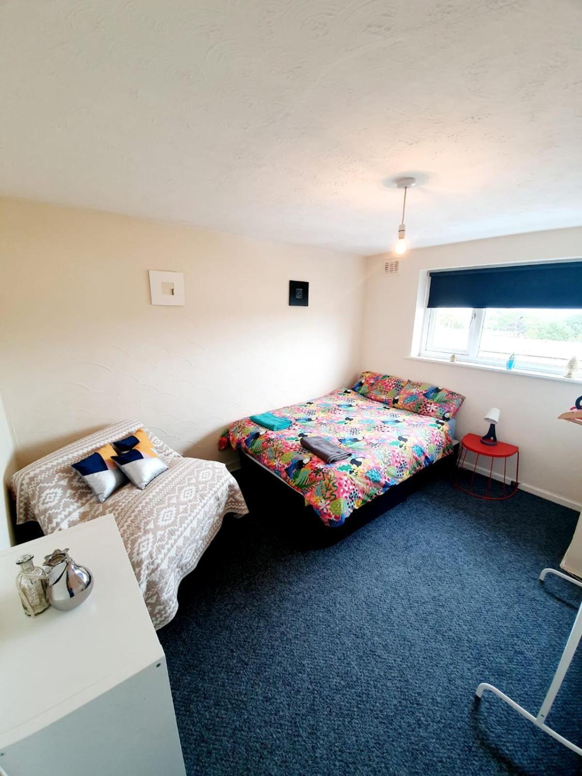 Rayleigh Town Centre 3 Bedroom Apartment Екстериор снимка