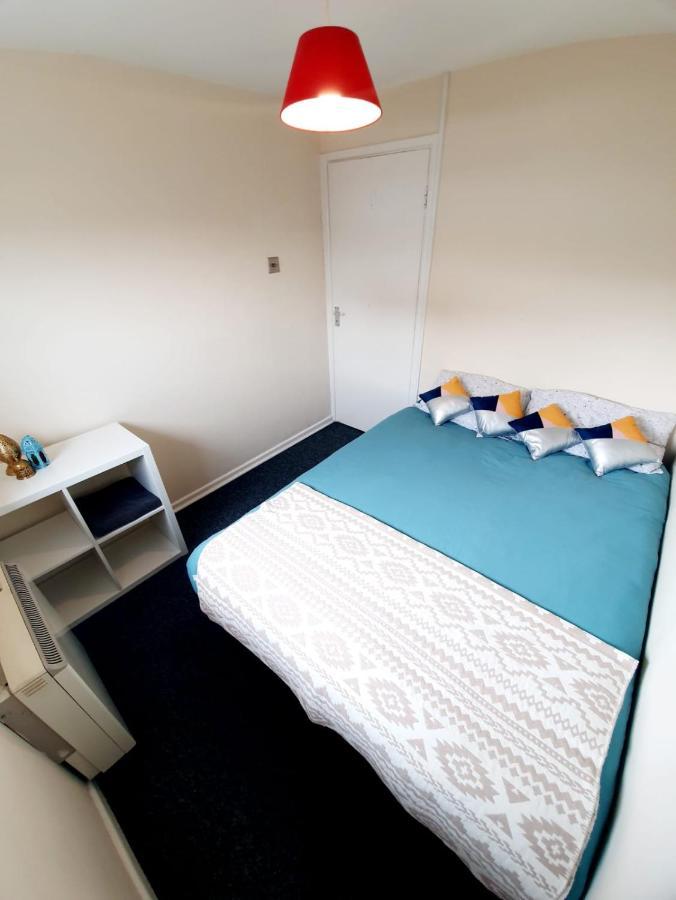 Rayleigh Town Centre 3 Bedroom Apartment Екстериор снимка