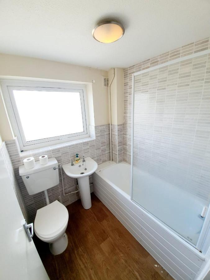 Rayleigh Town Centre 3 Bedroom Apartment Екстериор снимка