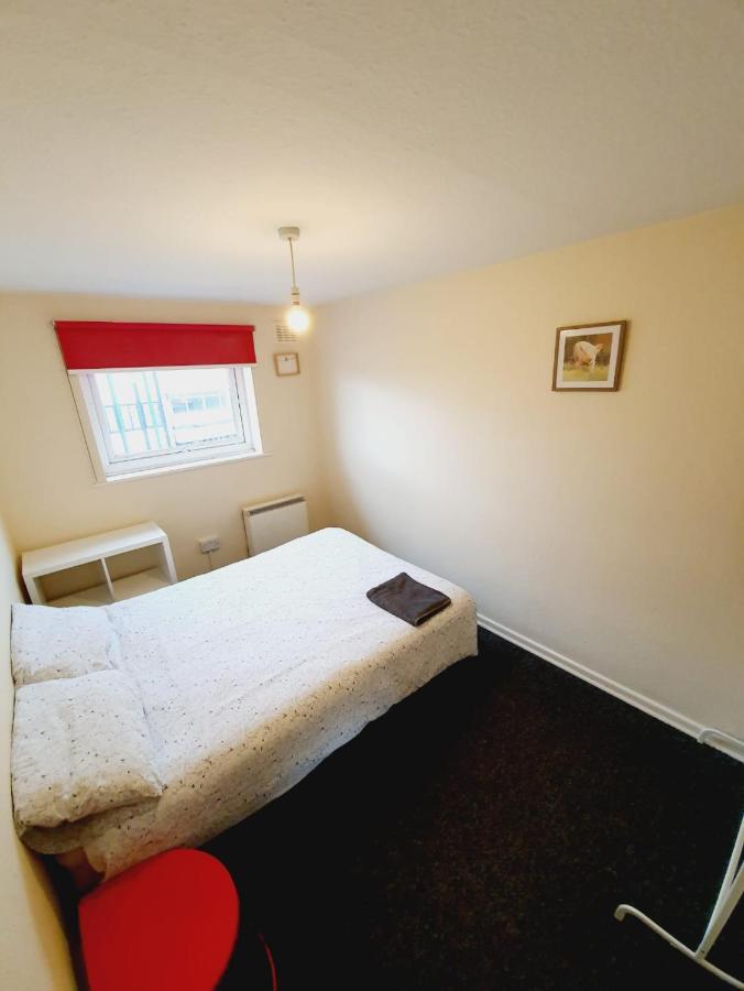 Rayleigh Town Centre 3 Bedroom Apartment Екстериор снимка