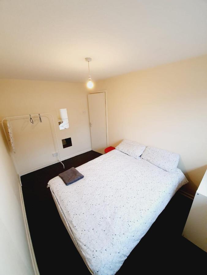 Rayleigh Town Centre 3 Bedroom Apartment Екстериор снимка